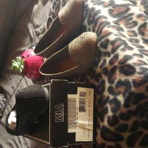 Size 6 MIA flats